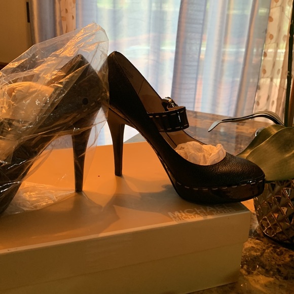 Size 8 Michael Kora barely worn - Picture 2 of 2